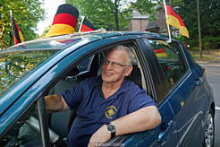 Schachfreund Heinz Bastian mit Maxi-Fußballschmuck.