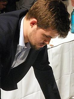 Nach 6 Stunden konnte man Magnus Carlsen die Erschöpfung ansehen.